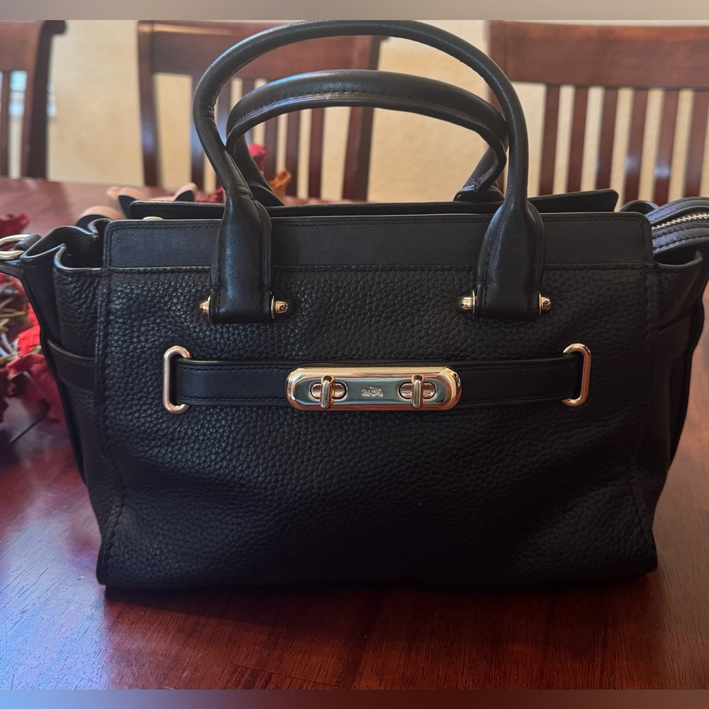 Coach swagger black purse handbag excellent condition